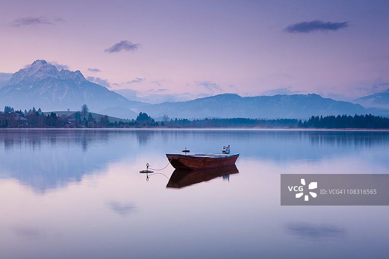hopfensee湖上小船的宁静景色图片素材