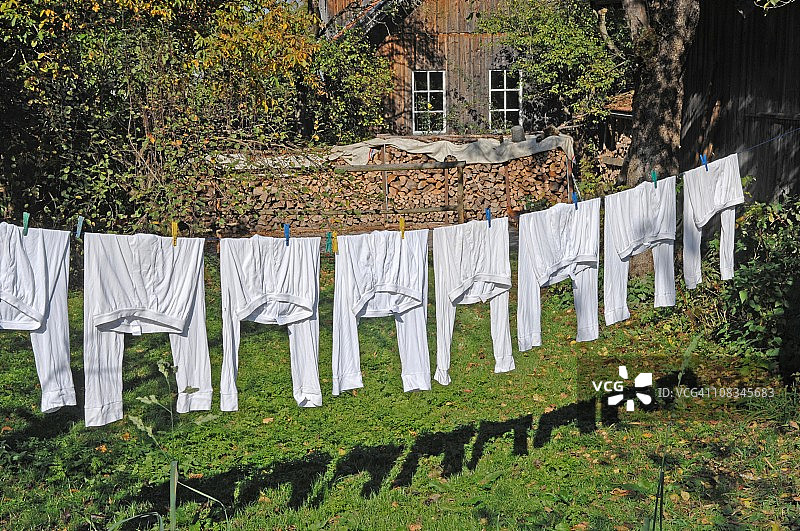 德国，布赫多夫，在后院用睡衣晾衣服图片素材