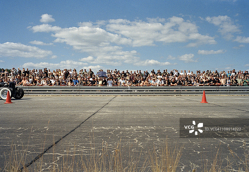 人群在跑道上的景象图片素材