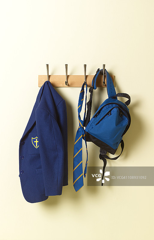 校服和书包放在衣架上图片素材
