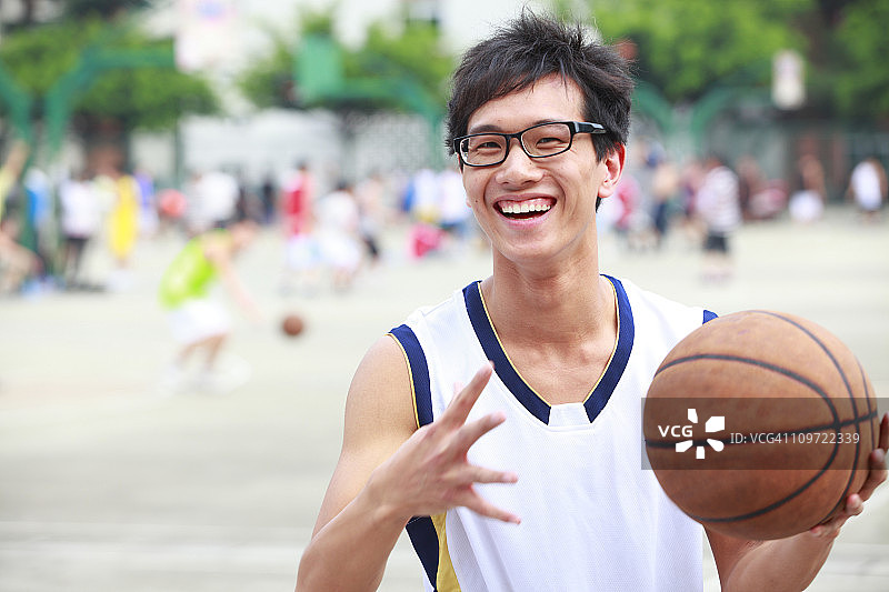 年轻的亚洲大学生打篮球图片素材