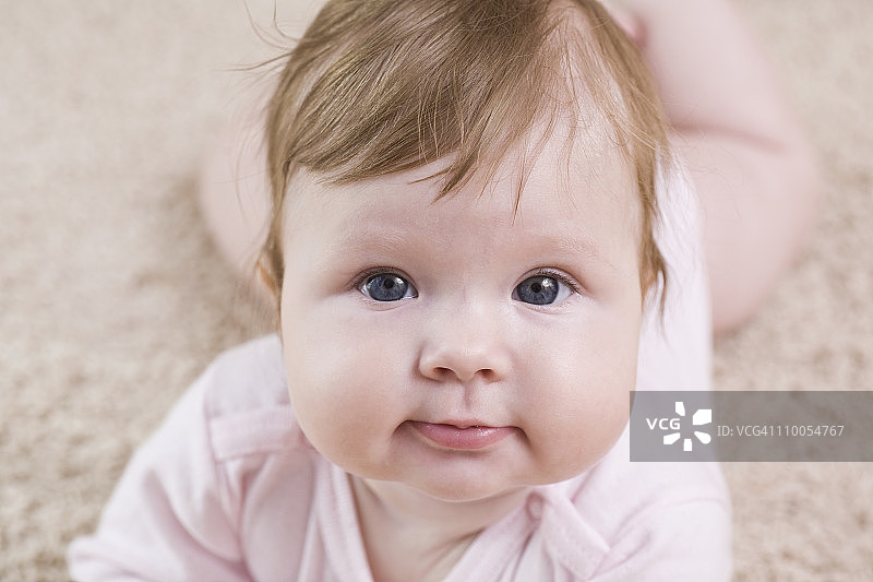 一个婴儿看着相机，肖像图片素材