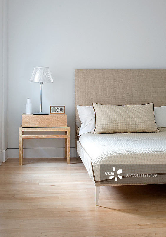 床和床头柜，硬木地板图片素材