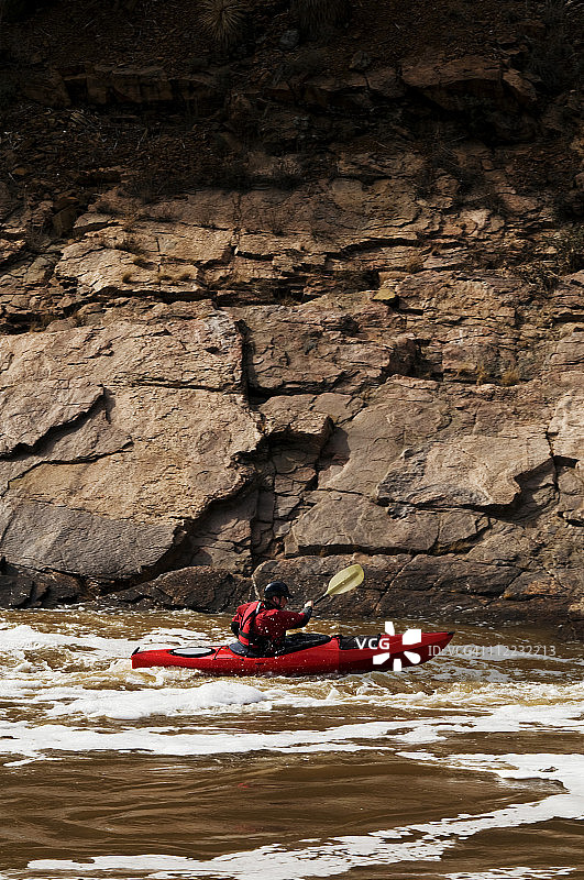 在亚利桑那州的盐河上，一名中年男子划着他的皮划艇。图片素材