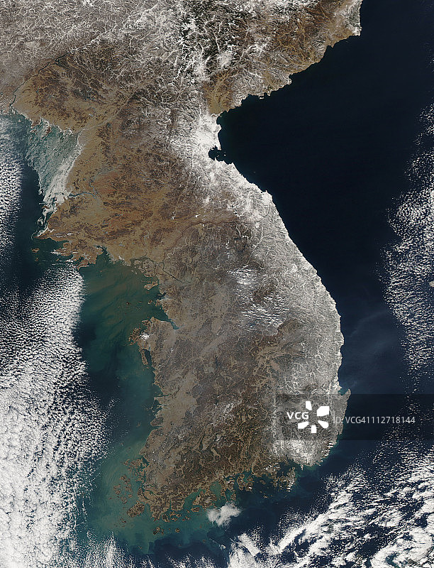 韩国东海岸降雪的卫星图像。图片素材