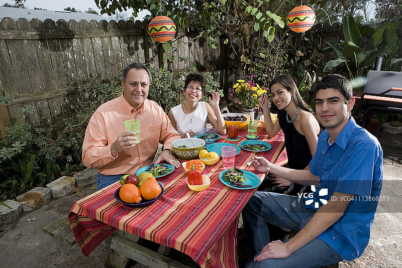 一家人在后院享受野餐图片素材