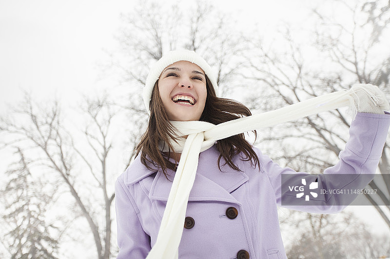 美国，犹他州，雷伊，年轻女子穿着冬季大衣在户外图片素材