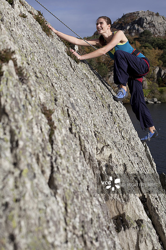 女人在爬岩壁图片素材