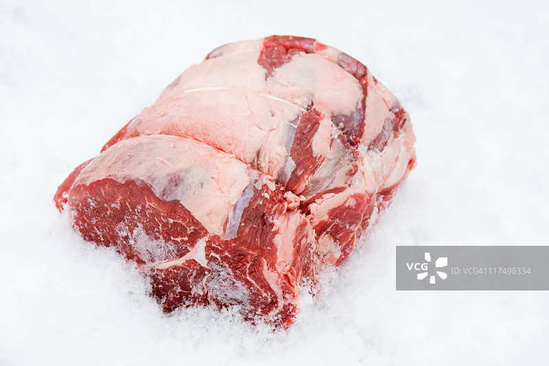 雪中烤牛排图片素材