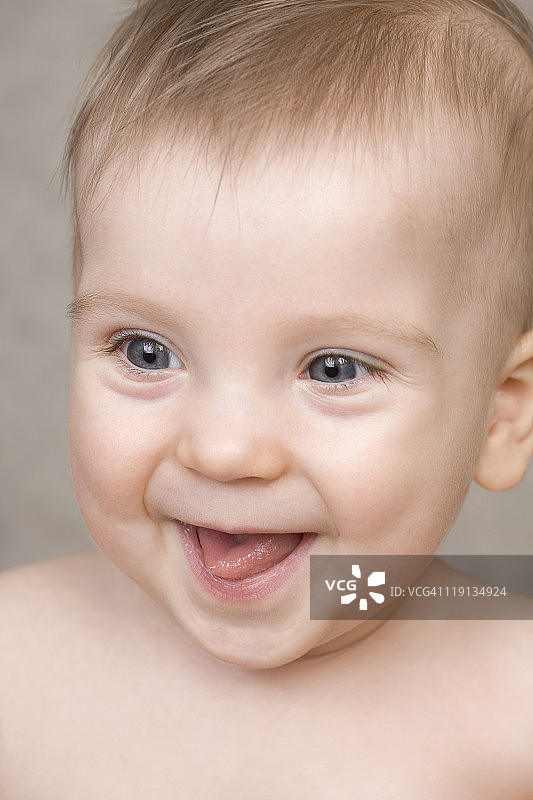 一个笑着的小男孩，肖像图片素材