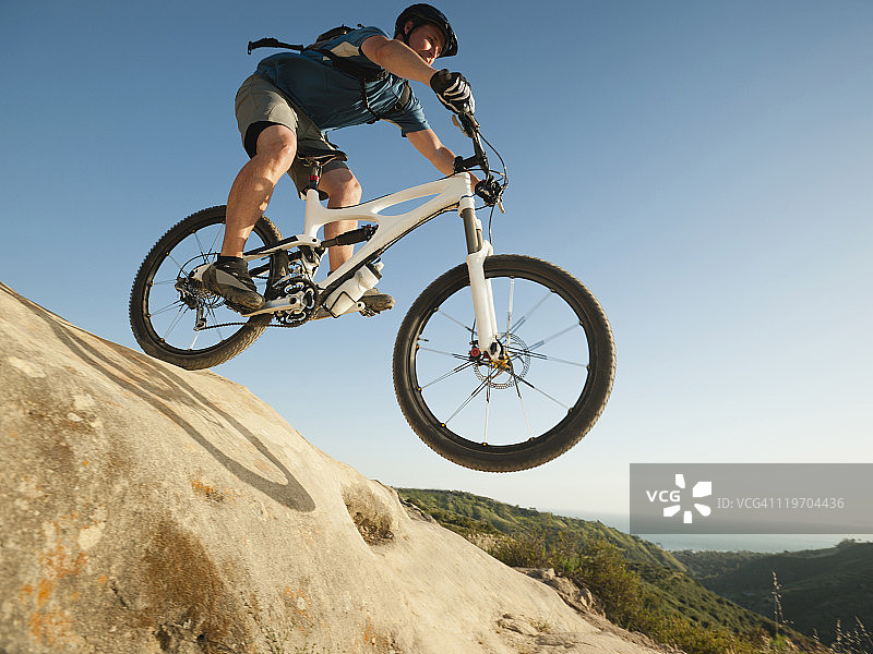 美国，加州，拉古纳海滩，山地自行车骑下山图片素材