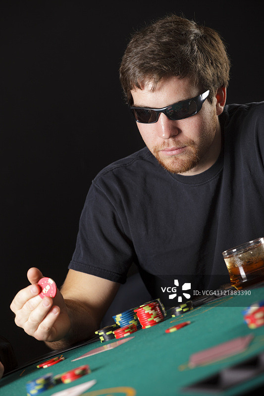 牌桌上的扑克玩家图片素材