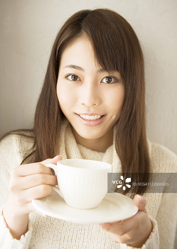 喝法式咖啡的女人图片素材