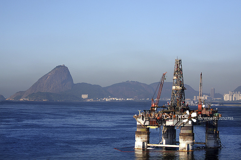 海上石油平台固定在里约热内卢图片素材