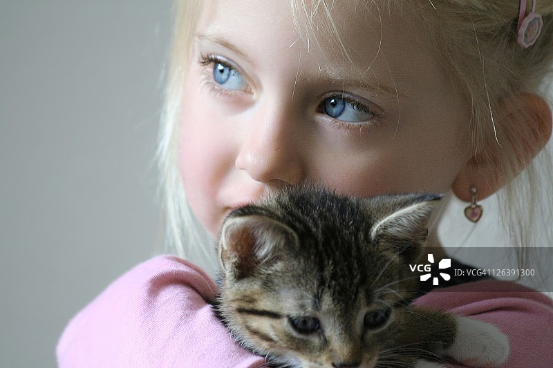 女孩抱着小猫的特写图片素材