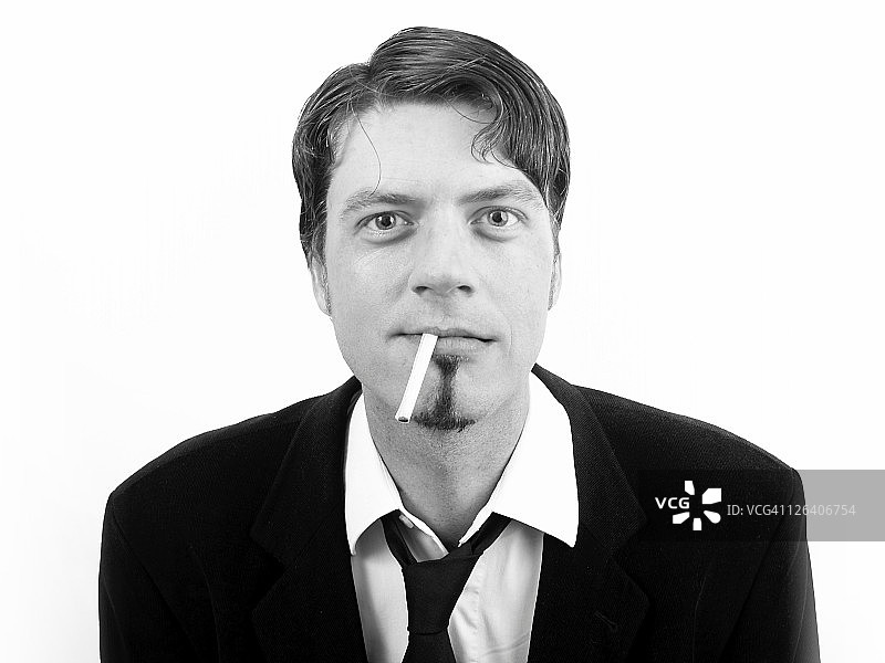 白色背景下吸烟男子的肖像图片素材