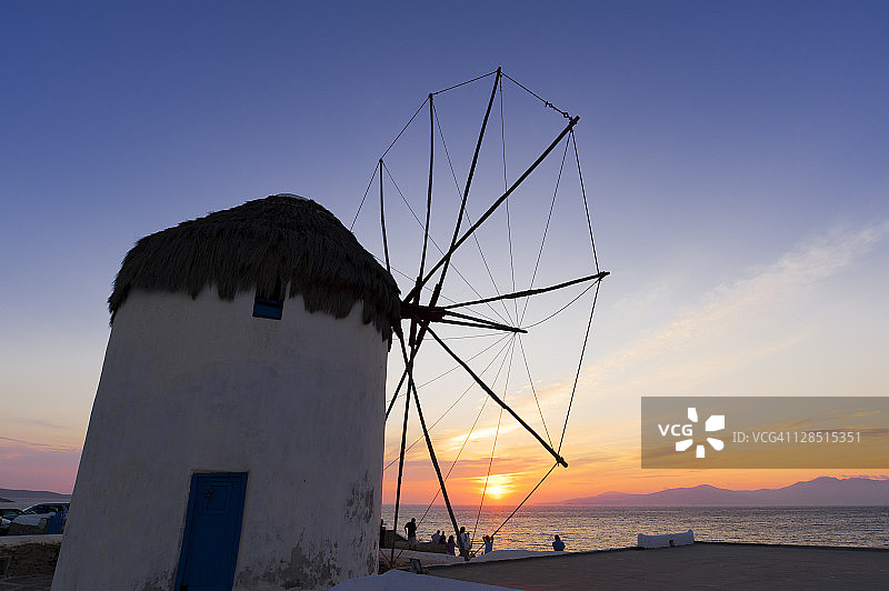 希腊，基克拉迪斯群岛，米科诺斯，米科诺斯镇，传统的日落风车图片素材