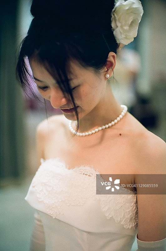 穿着白色婚纱的日本新娘图片素材
