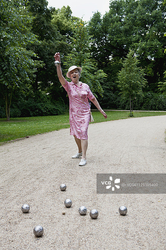 老女人在公园玩球图片素材