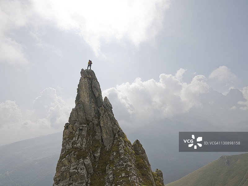 攀登者站在遥远的山尖上图片素材