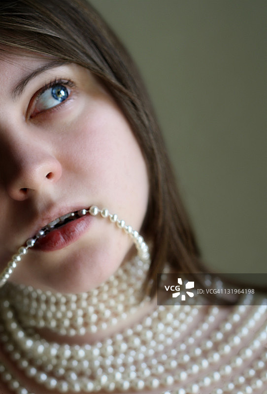 女人嘴里的珍珠图片素材