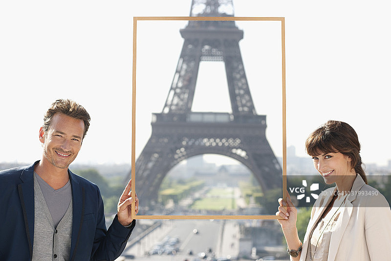 一对夫妇的肖像，他们的梦想假期与埃菲尔铁塔，巴黎，法兰西岛，法国图片素材