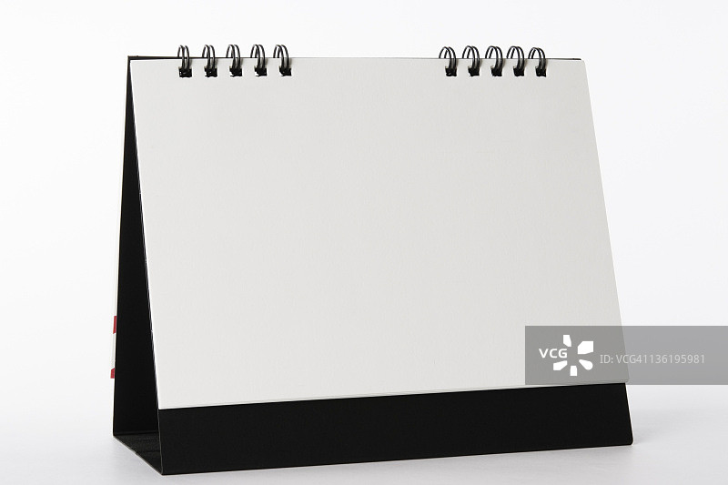 空白桌面日历在白色背景上的孤立镜头图片素材