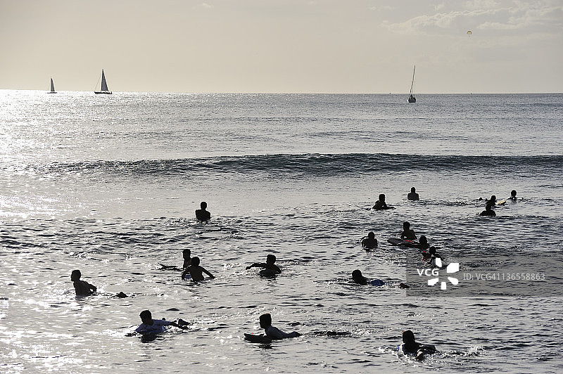 冲浪板上的人在水里等待海浪图片素材