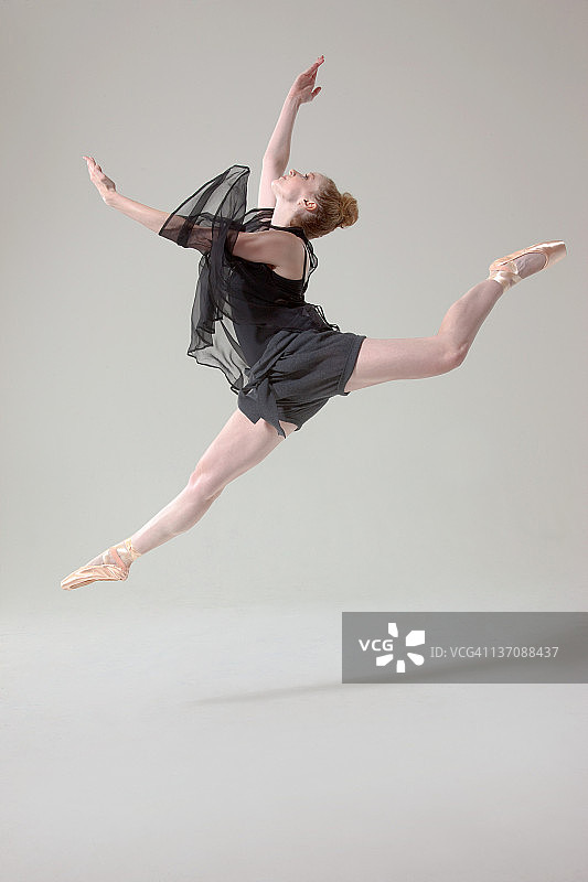 半空中的芭蕾舞者图片素材
