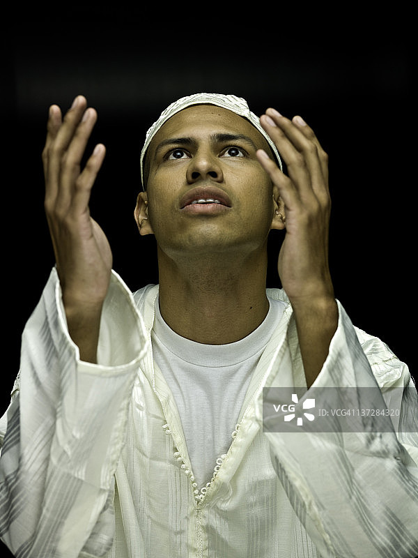 年轻穆斯林男子祈祷图片素材