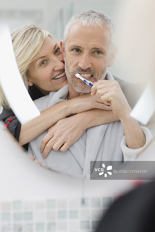 男人和妻子一起刷牙图片素材