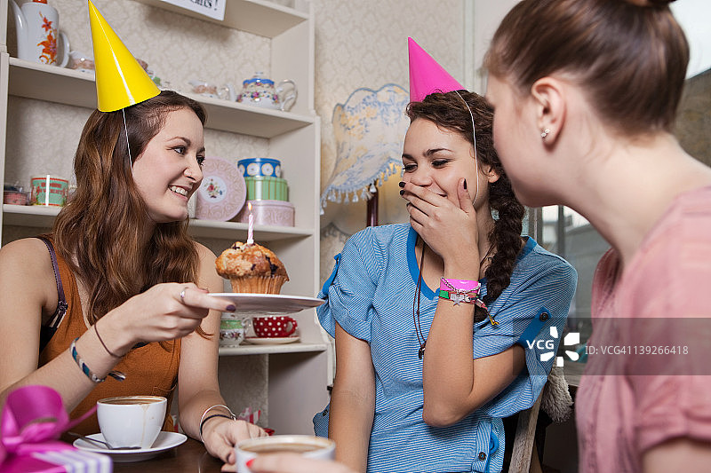年轻女性在咖啡馆庆祝朋友的生日图片素材