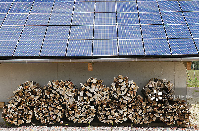 木柴和太阳能电池板。图片素材