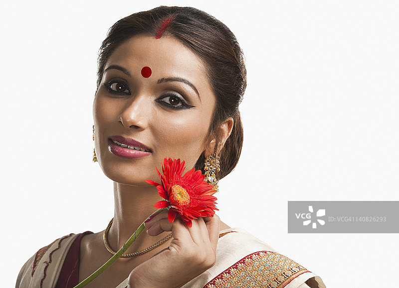 孟加拉妇女拿着一朵雏菊微笑着图片素材