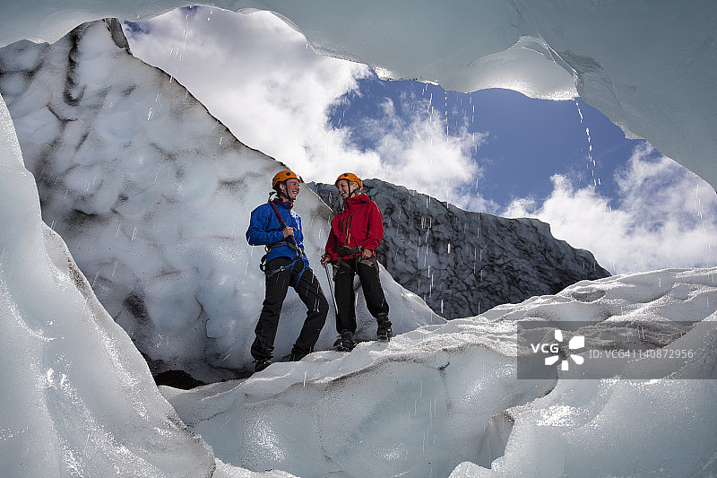 徒步旅行者谈论融化的冰川图片素材