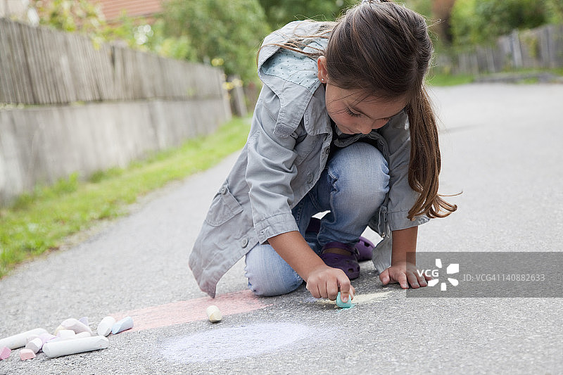 德国，巴伐利亚，抱抱，在街上用粉笔画画的女孩图片素材