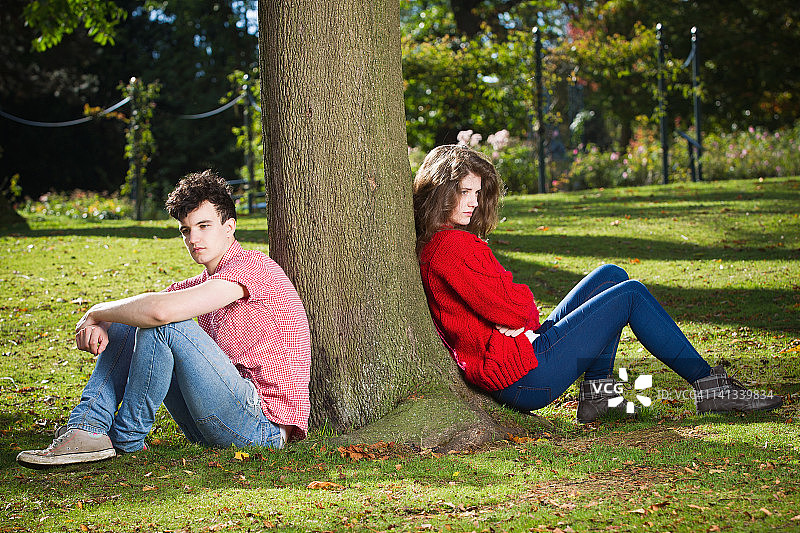 一对十几岁的夫妇在公园里争吵图片素材