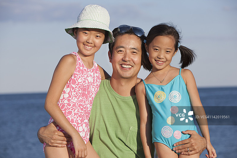 父亲和女儿们在享受海滩图片素材