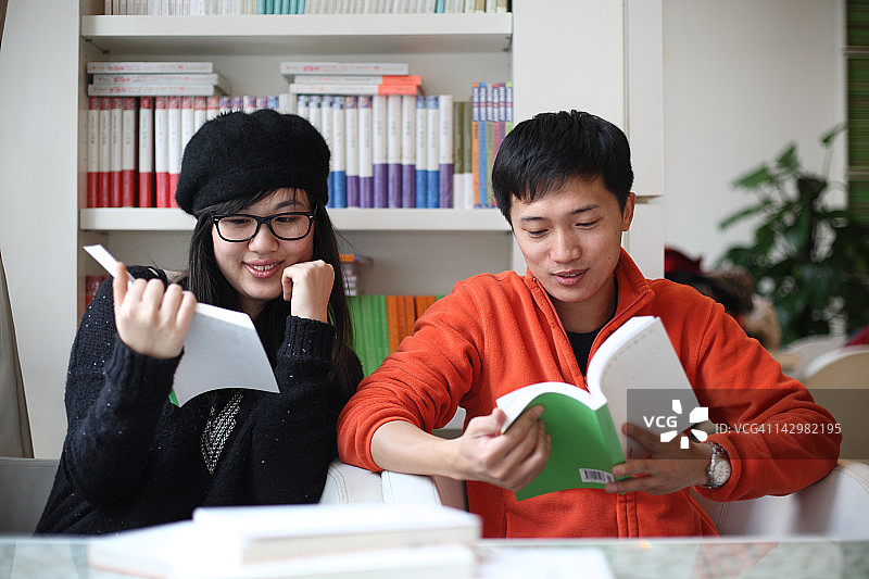 中国年轻人阅读图片素材