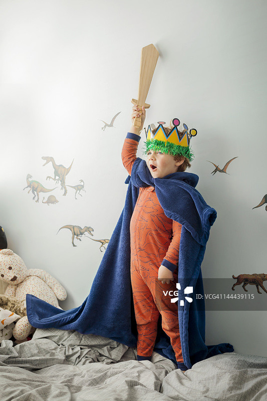 小男孩穿着自制的国王服图片素材