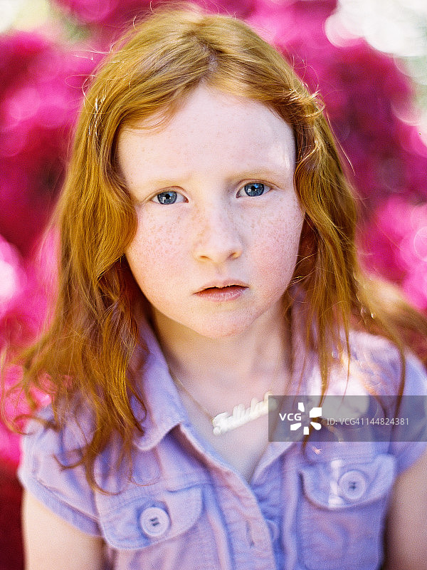一个红长发女孩的肖像图片素材