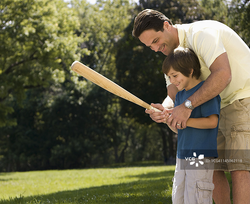 白人父亲教儿子打棒球图片素材