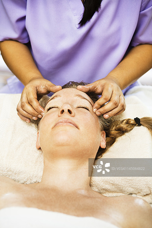 女子在水疗中心做头皮按摩图片素材