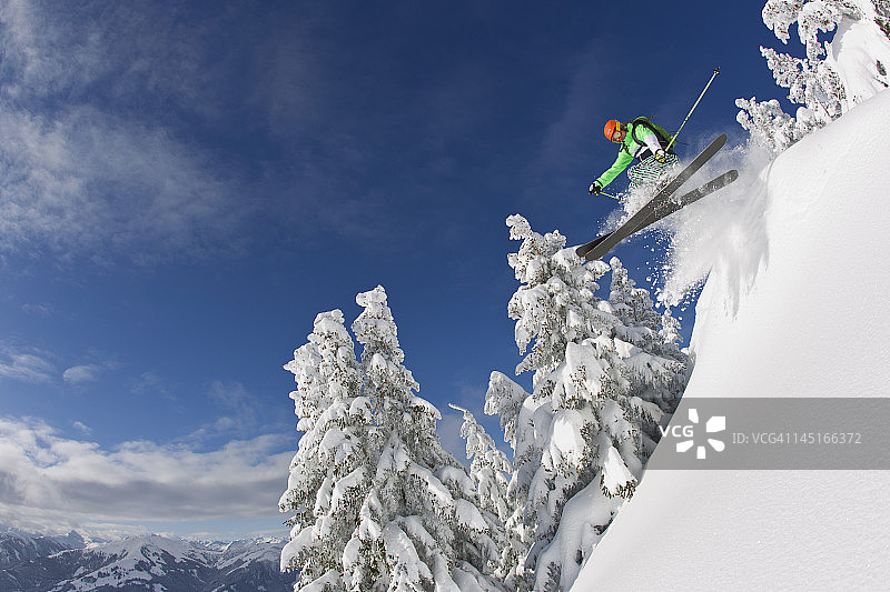 奥地利，蒂罗尔，基茨比厄尔，中年男子滑雪图片素材