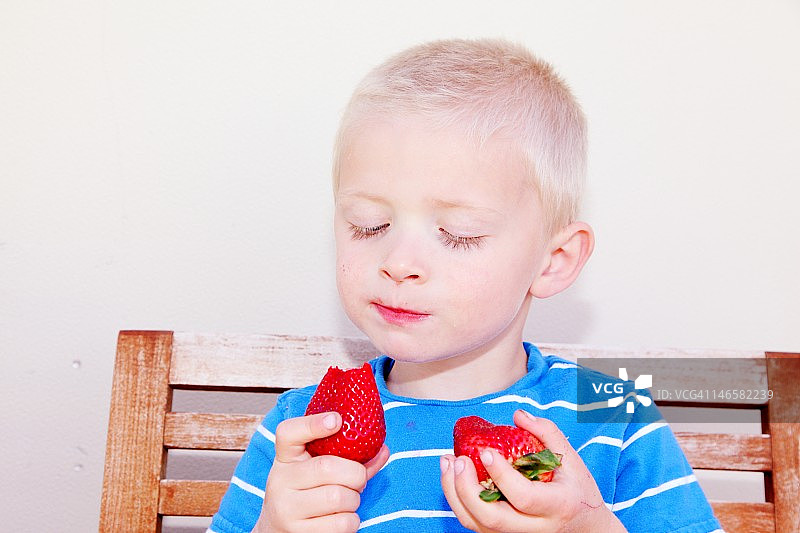 孩子吃草莓图片素材