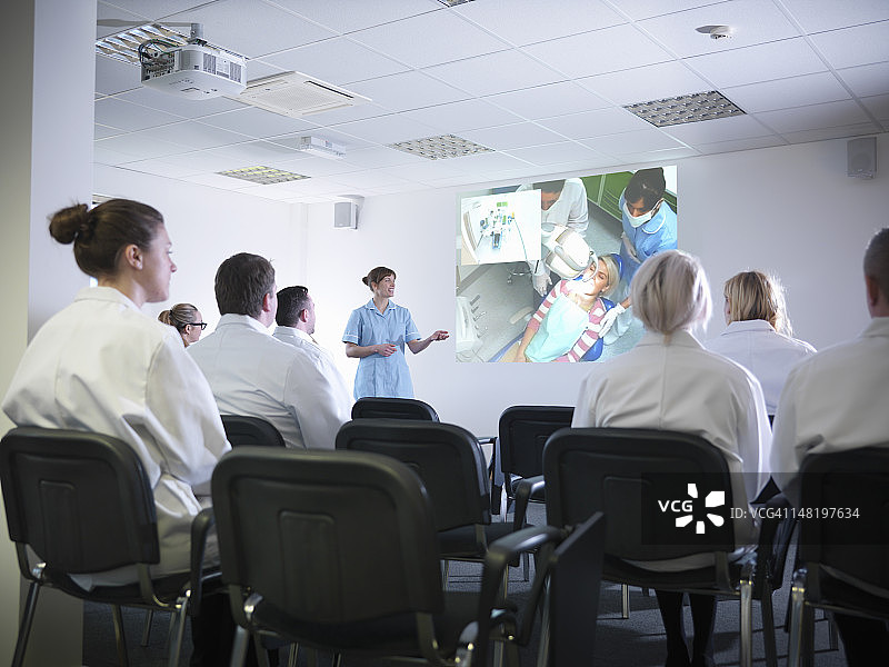 实习牙医在牙医学院学习专业使用屏幕图片素材