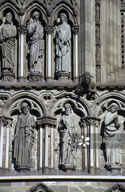 尼达罗斯大教堂西墙上的圣徒雕像，这是斯堪的纳维亚最大的中世纪建筑和特隆赫姆的主要地标。图片素材