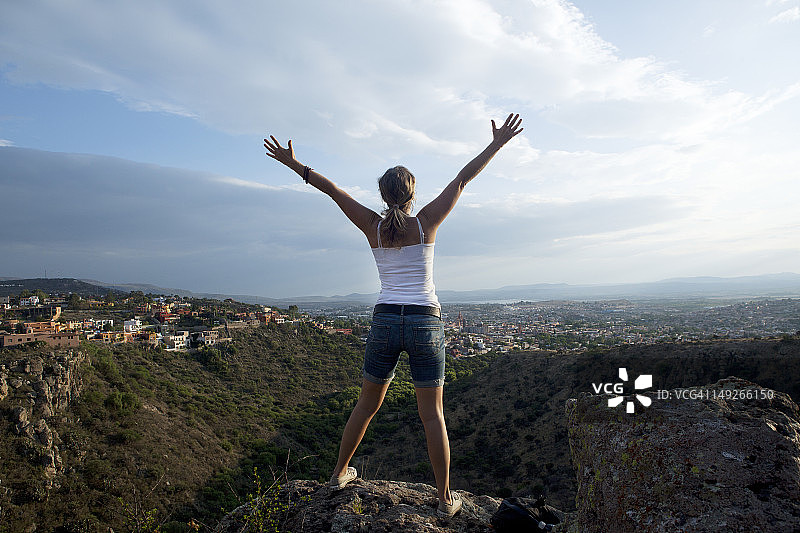 一个自由女孩在圣米格尔德阿连德的岩石上。图片素材