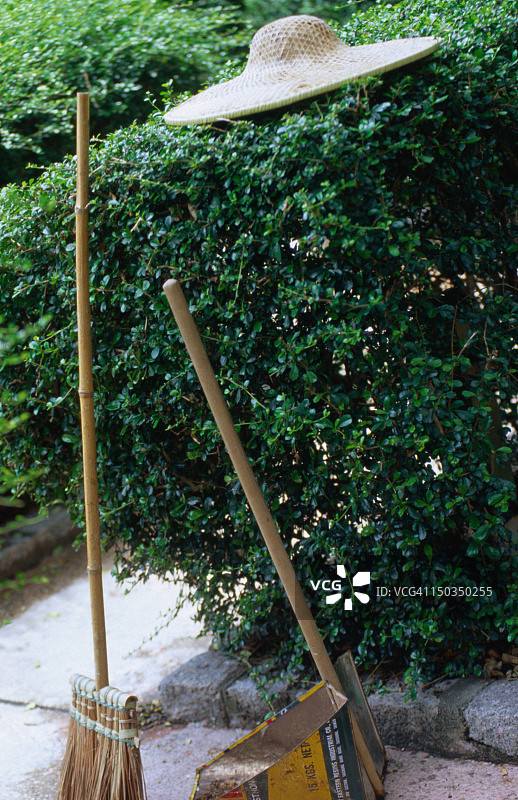 花匠工具-九龙公园内的耙子及帽子图片素材
