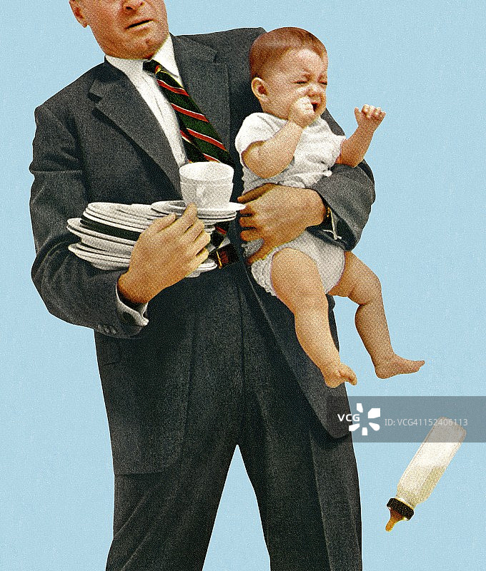 男人费力地抱着婴儿和盘子图片素材